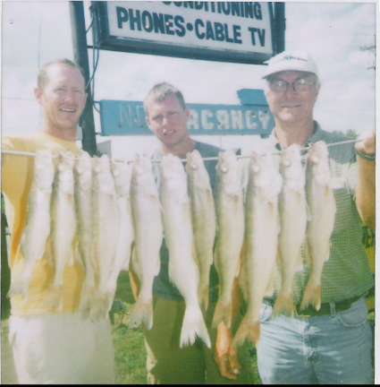 Iowa Family Catches South Dakota Walleyes  7/30/2007