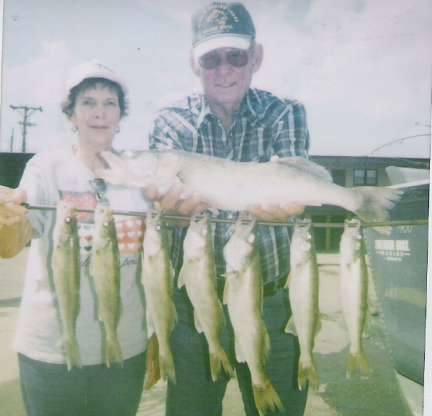 Nice Stringer of Walleyes  (What a 25 incher)  8/8/2007
