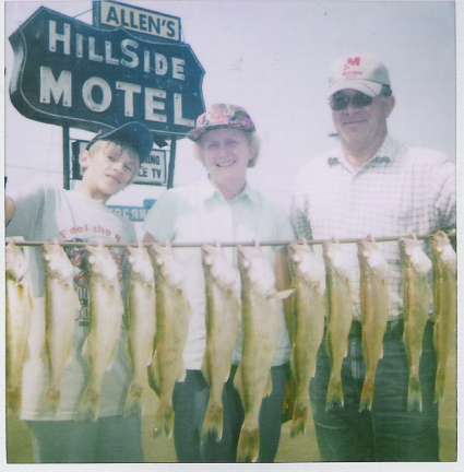 Iowa Family Catches South Dakota Walleye  8/16/2007