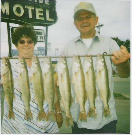 Oregon Couple Catches South Dakota Walleyes  8/14/2008